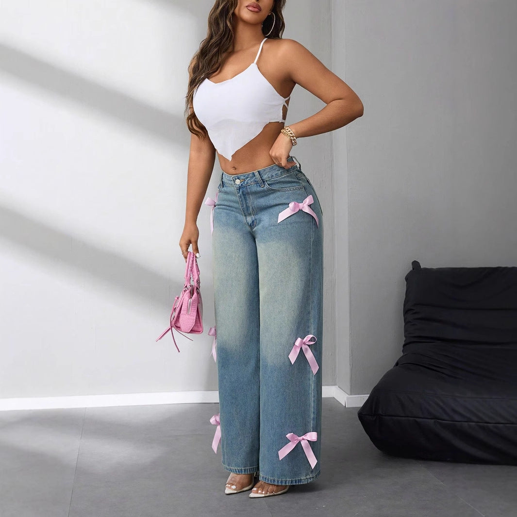 Kvinnors vida högmidjade jeans med dekorativa rosettapplikationer Mirla-Eva Jonsson