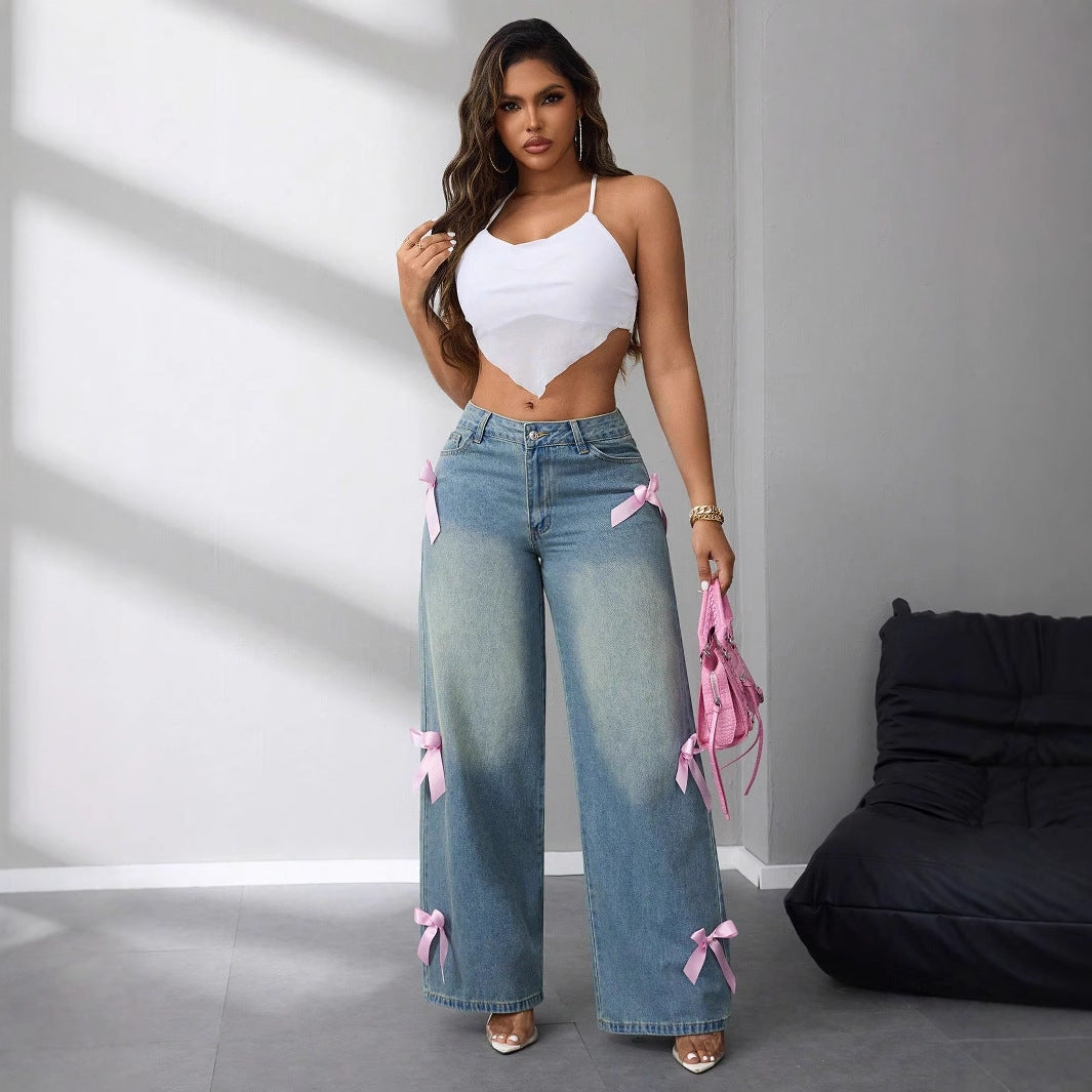Kvinnors vida högmidjade jeans med dekorativa rosettapplikationer Mirla-Eva Jonsson