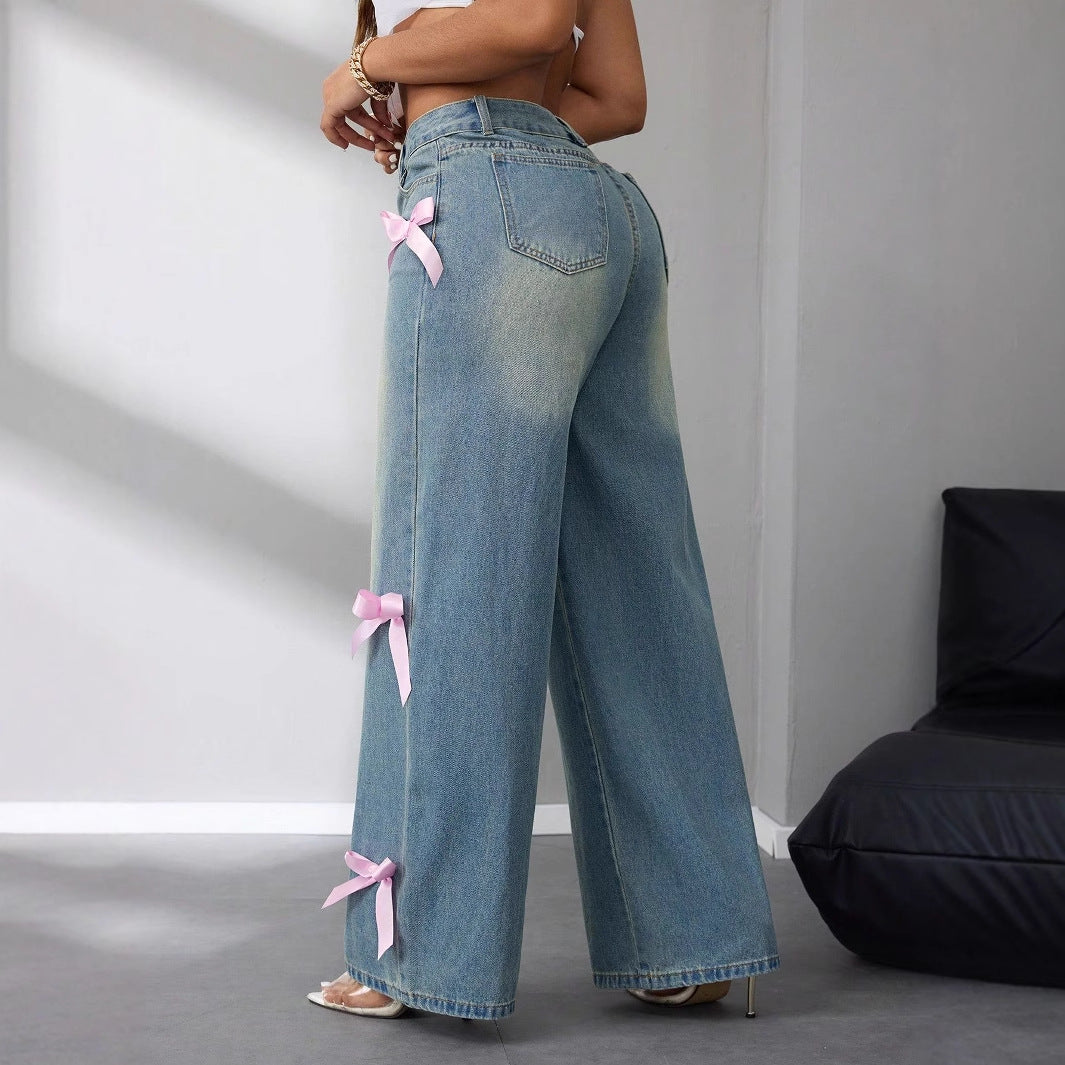 Kvinnors vida högmidjade jeans med dekorativa rosettapplikationer Mirla-Eva Jonsson