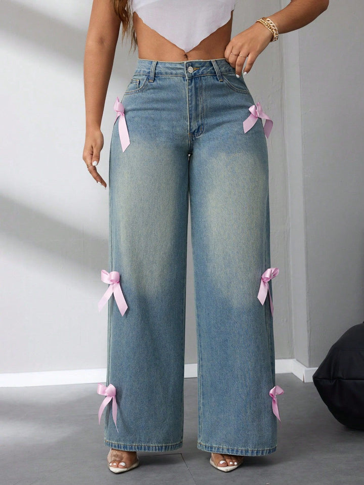 Kvinnors vida högmidjade jeans med dekorativa rosettapplikationer Mirla-Eva Jonsson