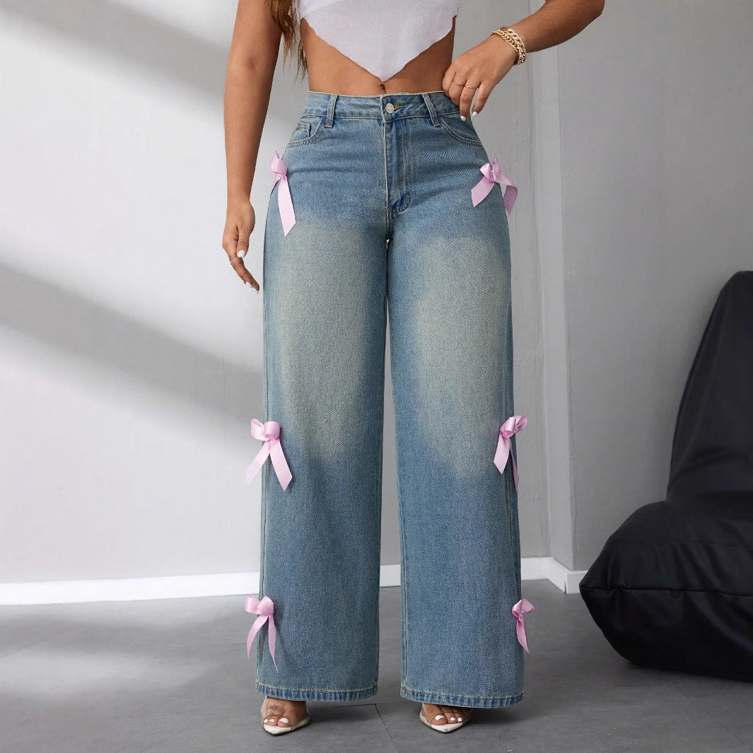 Kvinnors vida högmidjade jeans med dekorativa rosettapplikationer Mirla-Eva Jonsson
