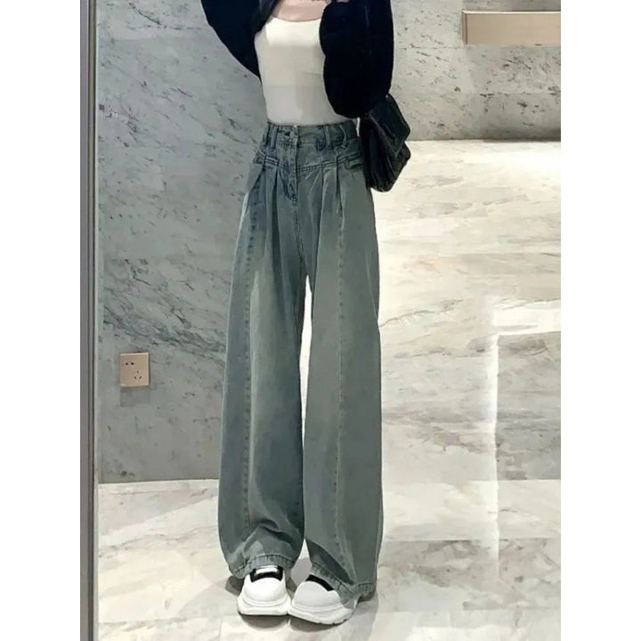 Kvinnors vida högmidjade jeans med elegant midjebandsdesign Mirla-Eva Jonsson