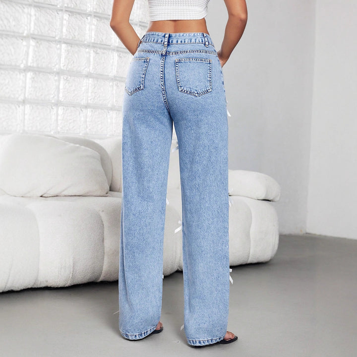 Kvinnors vida jeans med dekorativa rosett och knapppdetaljer Mirla-Eva Jonsson