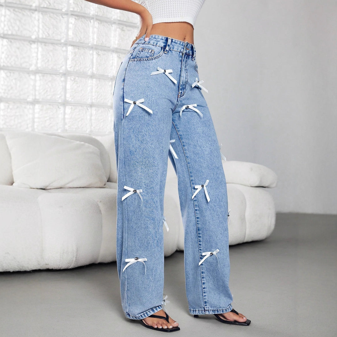 Kvinnors vida jeans med dekorativa rosett och knapppdetaljer Mirla-Eva Jonsson