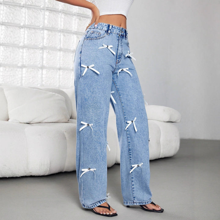 Kvinnors vida jeans med dekorativa rosett och knapppdetaljer Mirla-Eva Jonsson