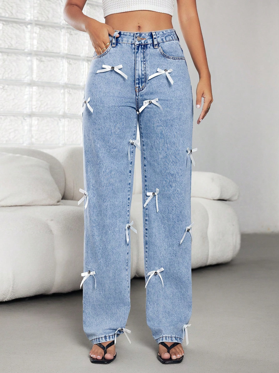 Kvinnors vida jeans med dekorativa rosett och knapppdetaljer Mirla-Eva Jonsson