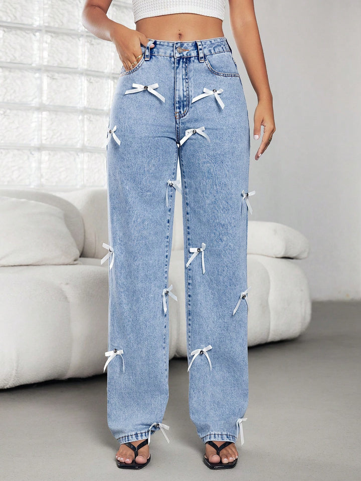 Kvinnors vida jeans med dekorativa rosett och knapppdetaljer Mirla-Eva Jonsson