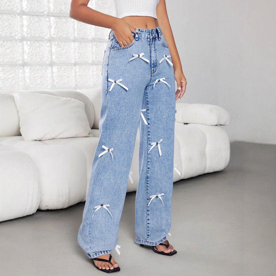 Kvinnors vida jeans med dekorativa rosett och knapppdetaljer Mirla-Eva Jonsson