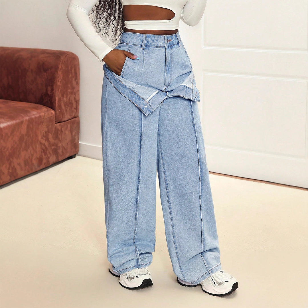Kvinnors vida jeans med innovativ skärning och asymmetrisk design Mirla-Eva Jonsson