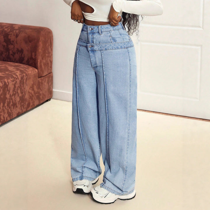 Kvinnors vida jeans med innovativ skärning och asymmetrisk design Mirla-Eva Jonsson