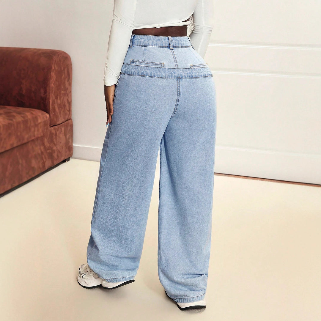 Kvinnors vida jeans med innovativ skärning och asymmetrisk design Mirla-Eva Jonsson