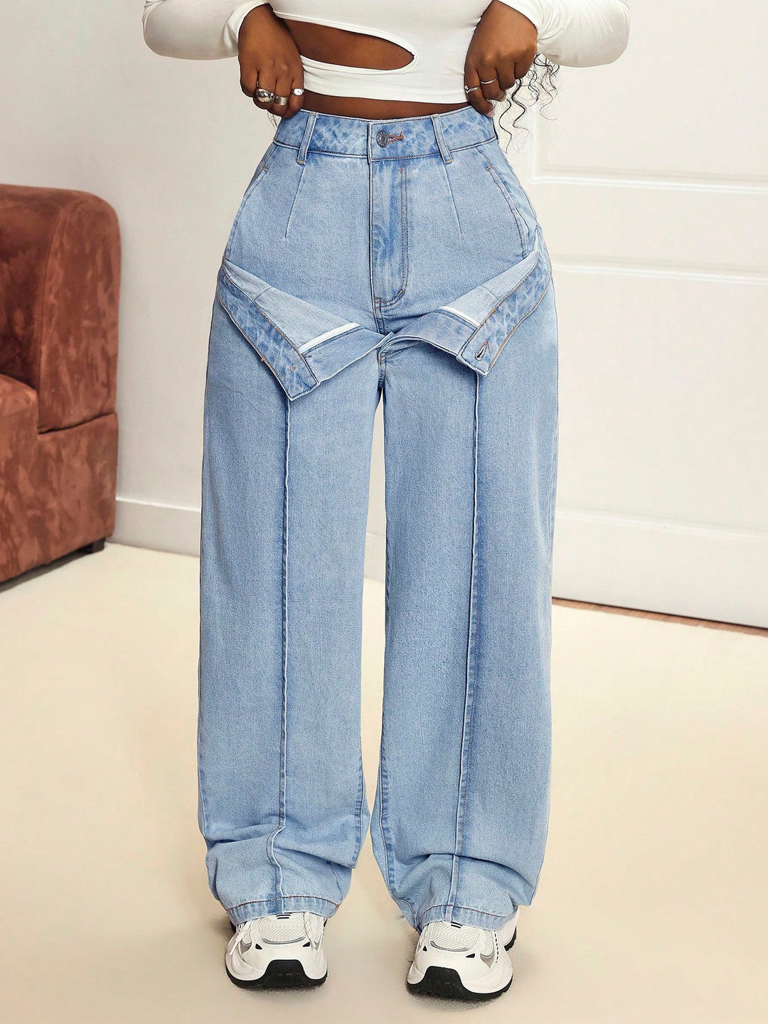 Kvinnors vida jeans med innovativ skärning och asymmetrisk design Mirla-Eva Jonsson