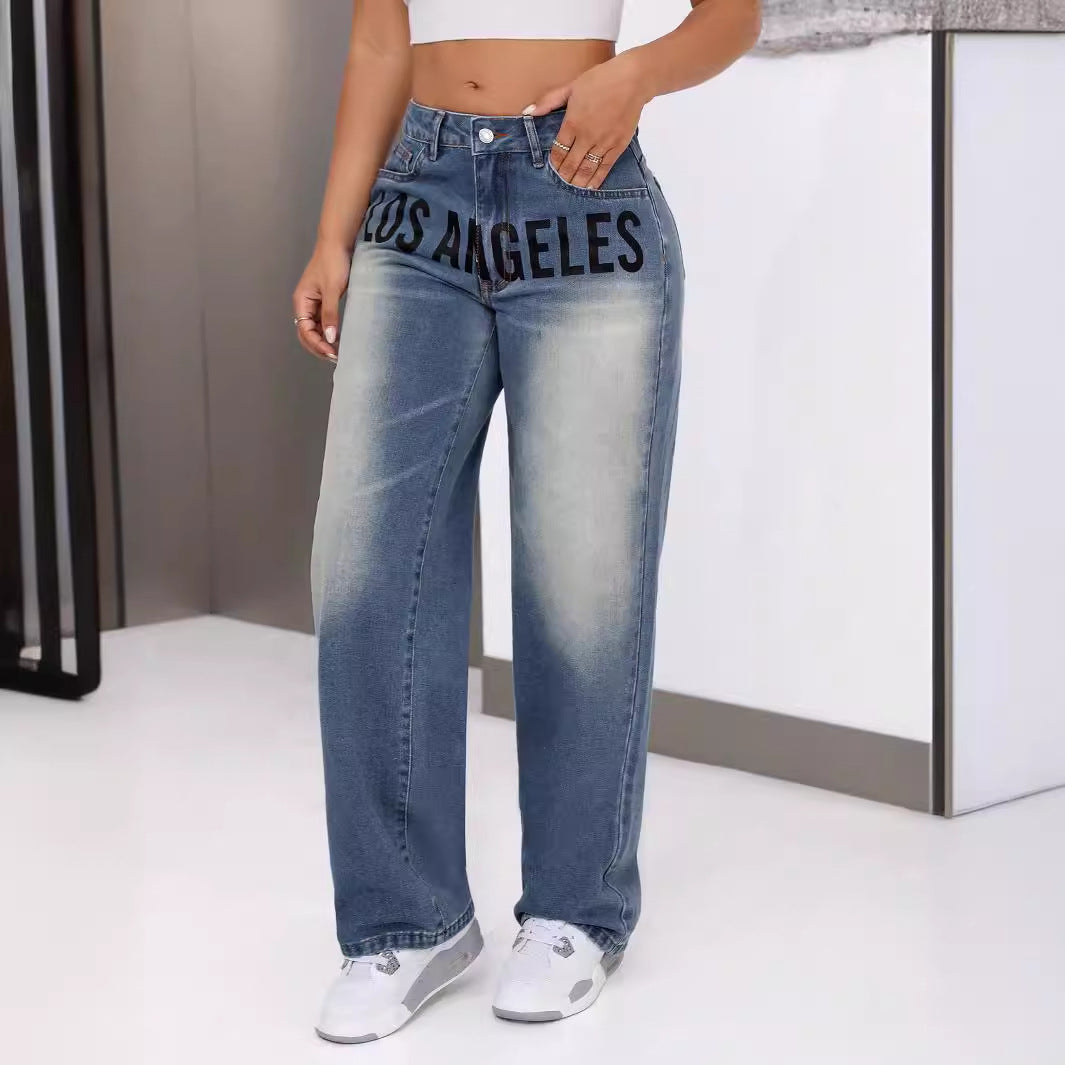 Kvinnors vida jeans med stilfull text Mirla-Eva Jonsson