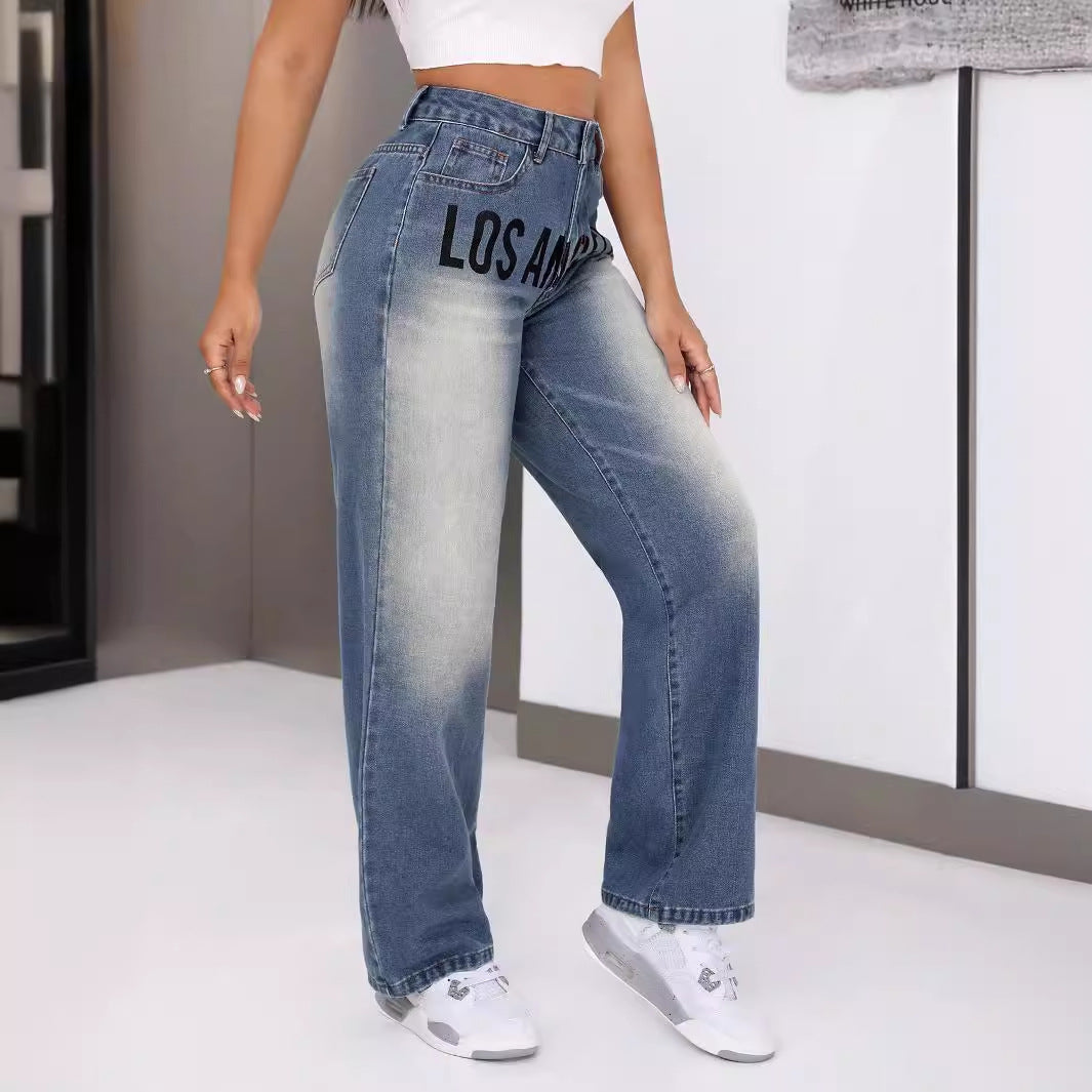 Kvinnors vida jeans med stilfull text Mirla-Eva Jonsson