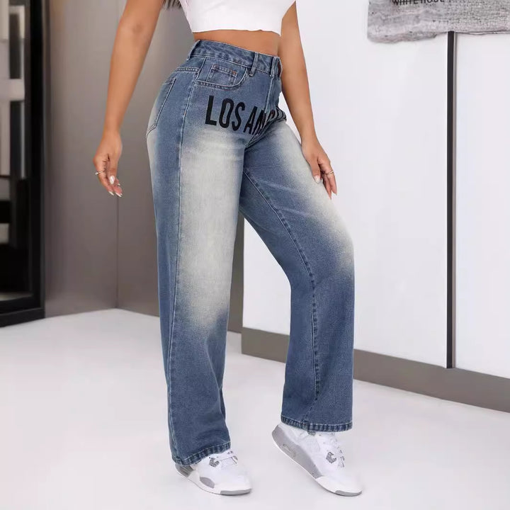 Kvinnors vida jeans med stilfull text Mirla-Eva Jonsson