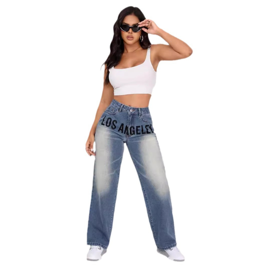 Kvinnors vida jeans med stilfull text Mirla-Eva Jonsson