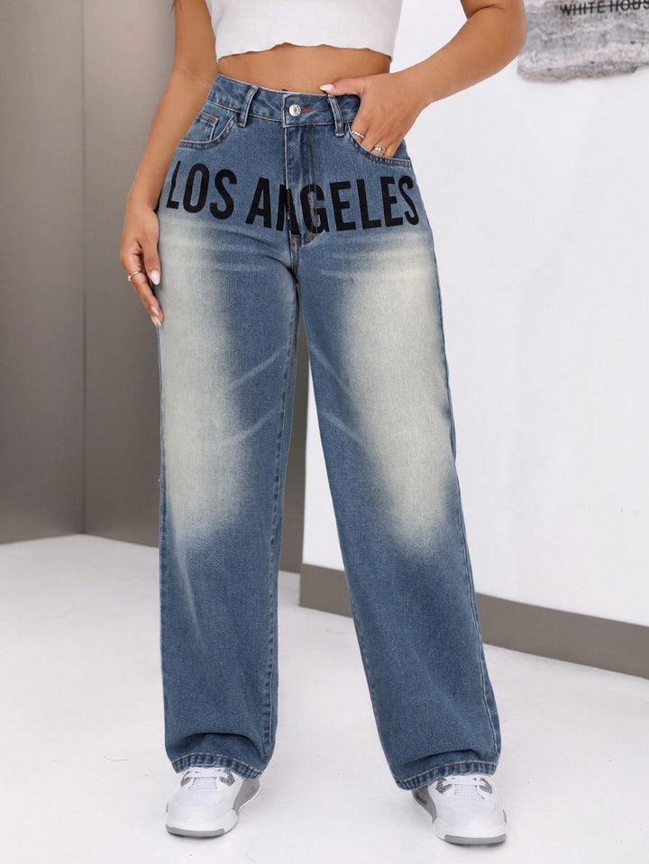 Kvinnors vida jeans med stilfull text Mirla-Eva Jonsson