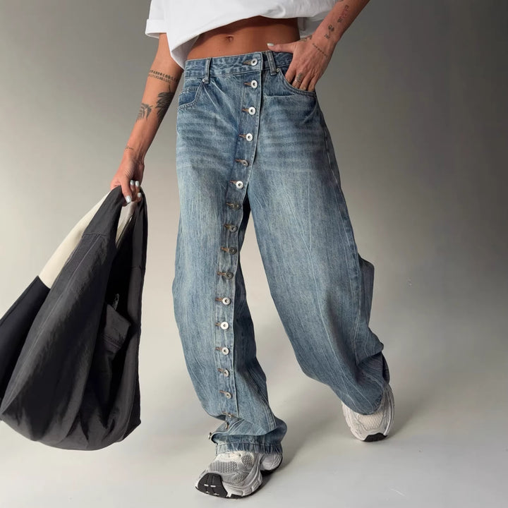 Kvinnors vidskurna jeans med en kontinuerlig knappslå Mirla-Eva Jonsson