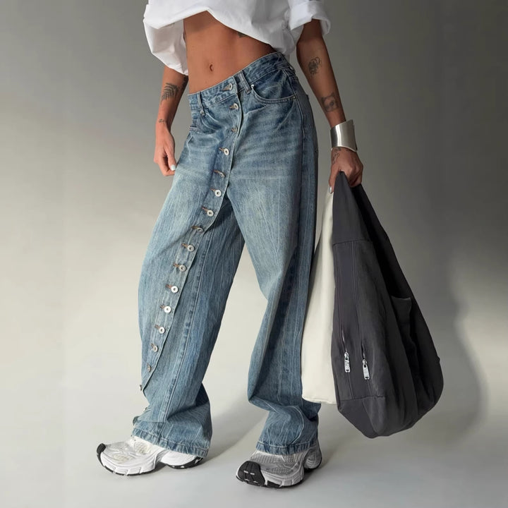 Kvinnors vidskurna jeans med en kontinuerlig knappslå Mirla-Eva Jonsson