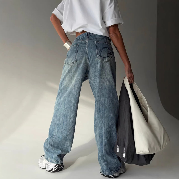 Kvinnors vidskurna jeans med en kontinuerlig knappslå Mirla-Eva Jonsson