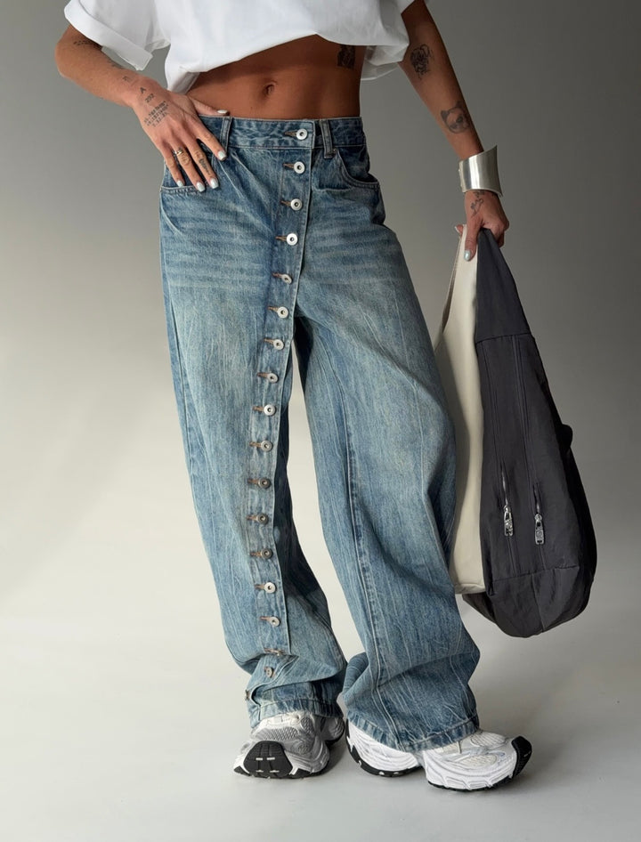 Kvinnors vidskurna jeans med en kontinuerlig knappslå Mirla-Eva Jonsson