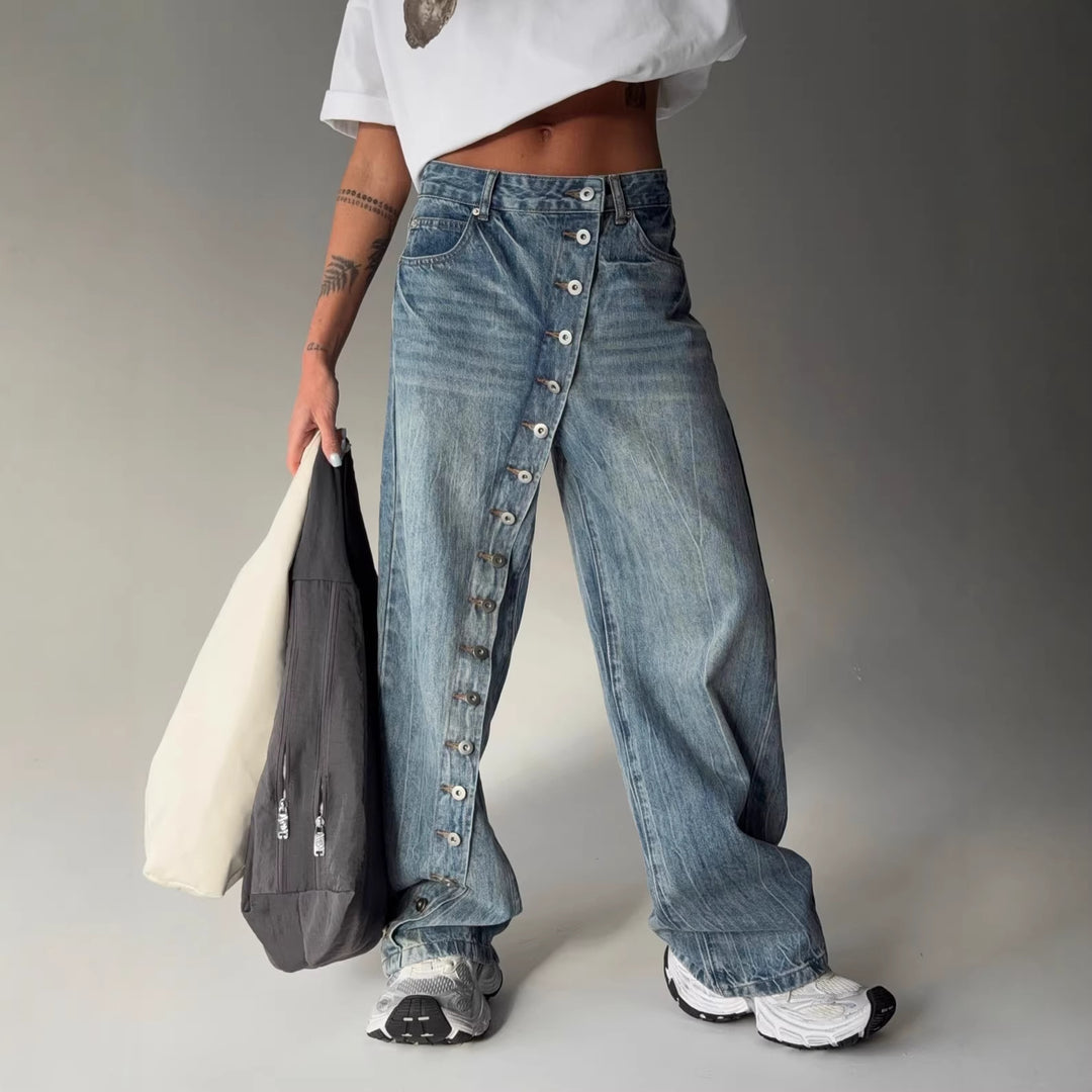 Kvinnors vidskurna jeans med en kontinuerlig knappslå Mirla-Eva Jonsson