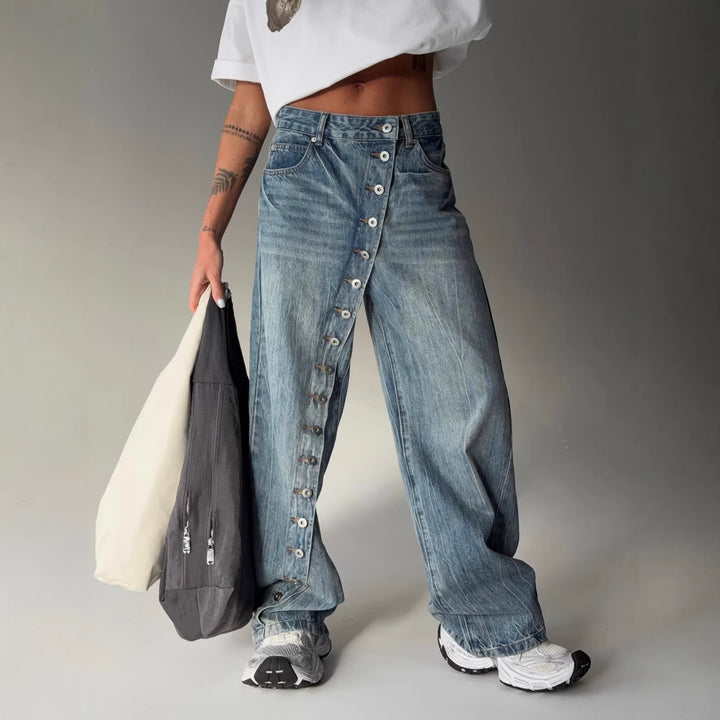 Kvinnors vidskurna jeans med en kontinuerlig knappslå Mirla-Eva Jonsson
