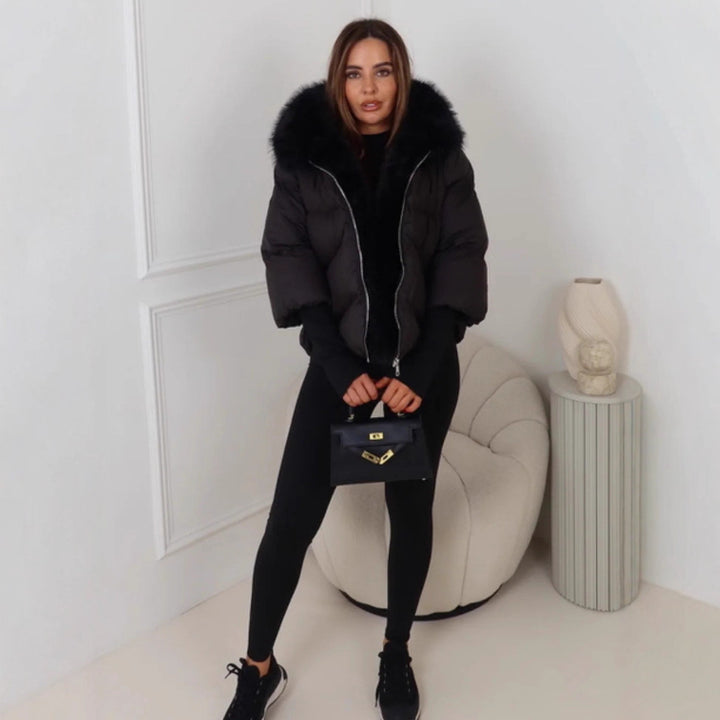 Kvinnors vinterjacka med lyxig fuskpälskrage och vadderad design Mirla-Eva Jonsson