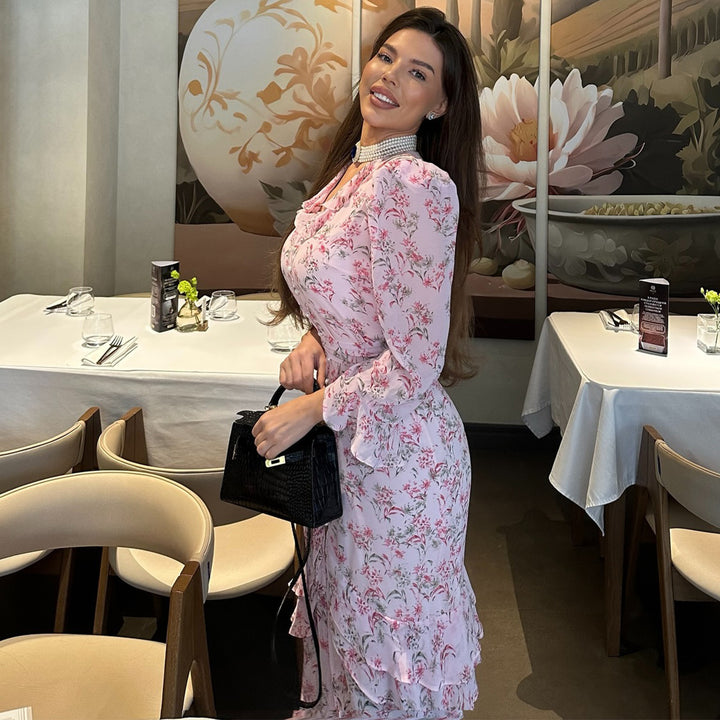 Kvinnors volangklänning med blommönster och elegant V-ringning-Eva Jonsson