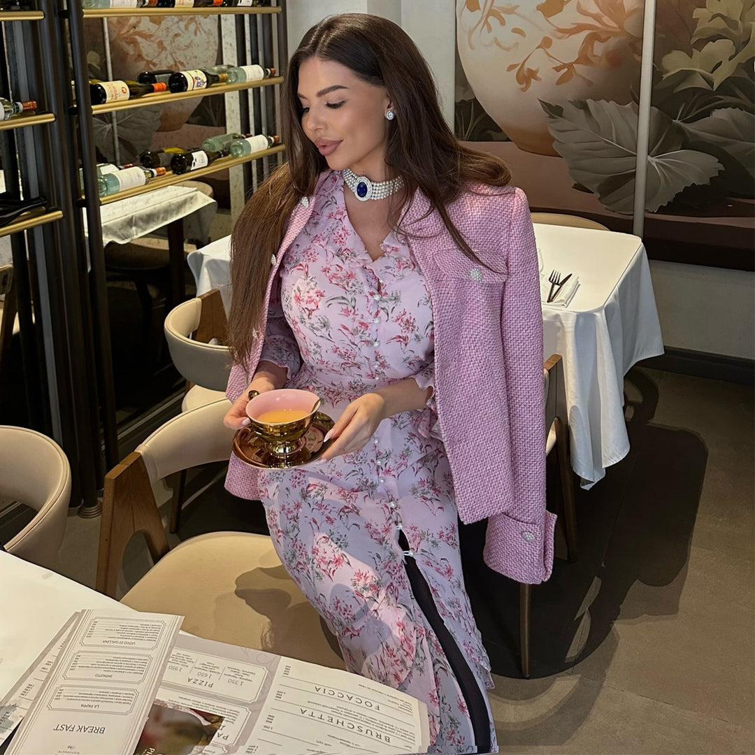 Kvinnors volangklänning med blommönster och elegant V-ringning-Eva Jonsson
