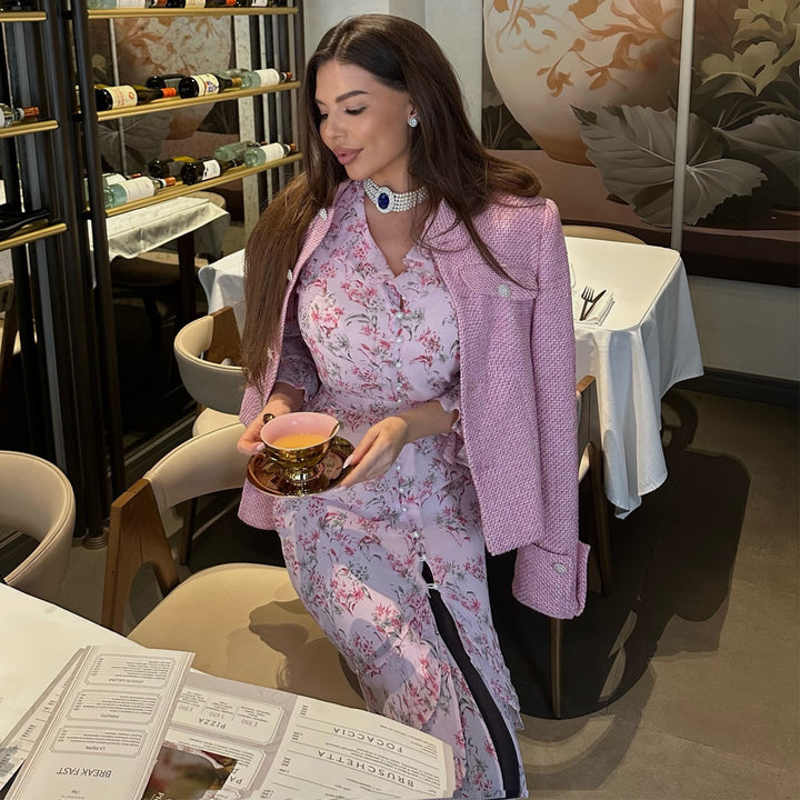 Kvinnors volangklänning med blommönster och elegant V-ringning-Eva Jonsson