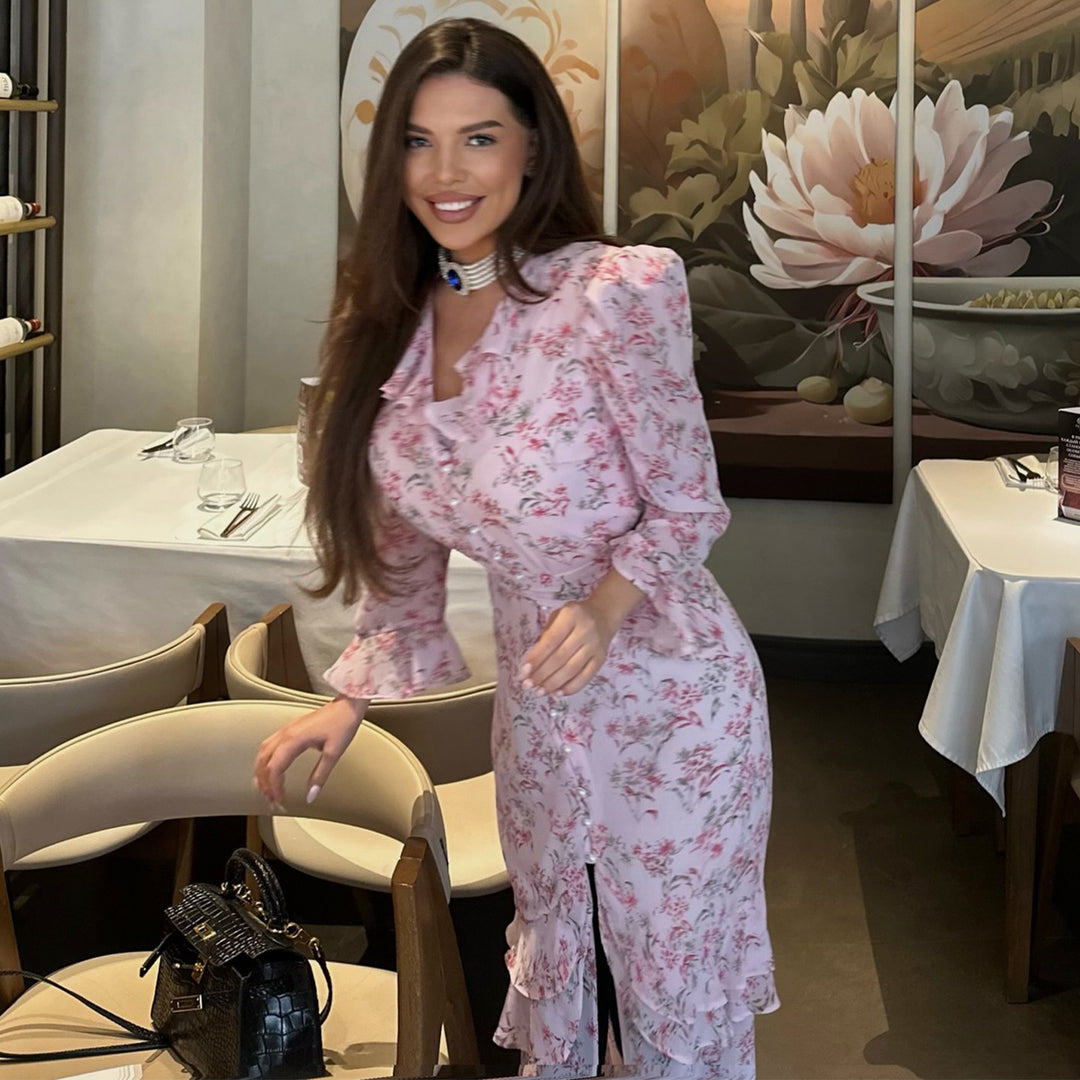 Kvinnors volangklänning med blommönster och elegant V-ringning-Eva Jonsson