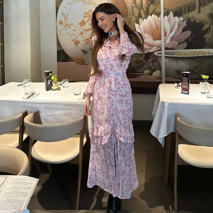 Kvinnors volangklänning med blommönster och elegant V-ringning-Eva Jonsson