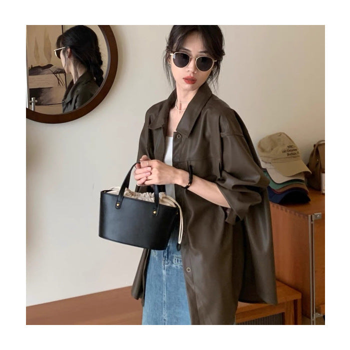 Kvinnors ytterjacka i fashionable oversized stil med praktiska fickor Mirla-Eva Jonsson