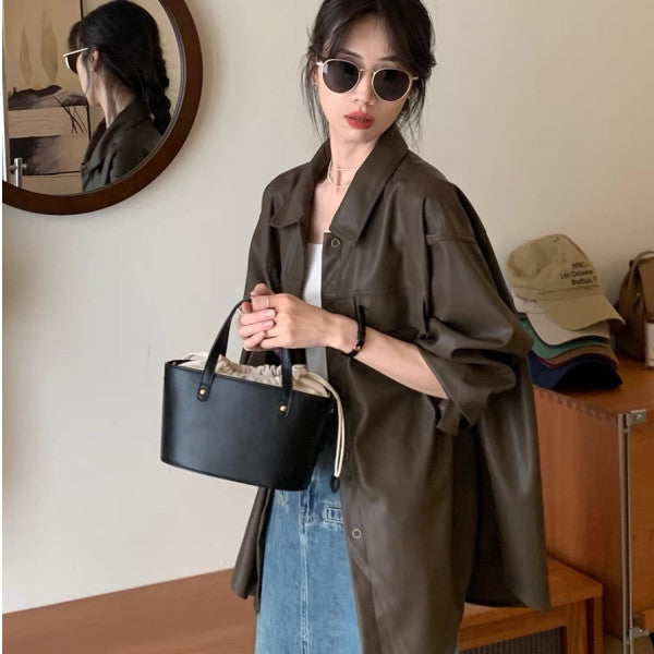 Kvinnors ytterjacka i fashionable oversized stil med praktiska fickor Mirla-Eva Jonsson