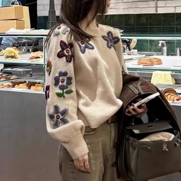 KvinnorsElegant Stickad Tröja med Blomsterbroderi Design och Avslappnad Skärning Mirla-Eva Jonsson