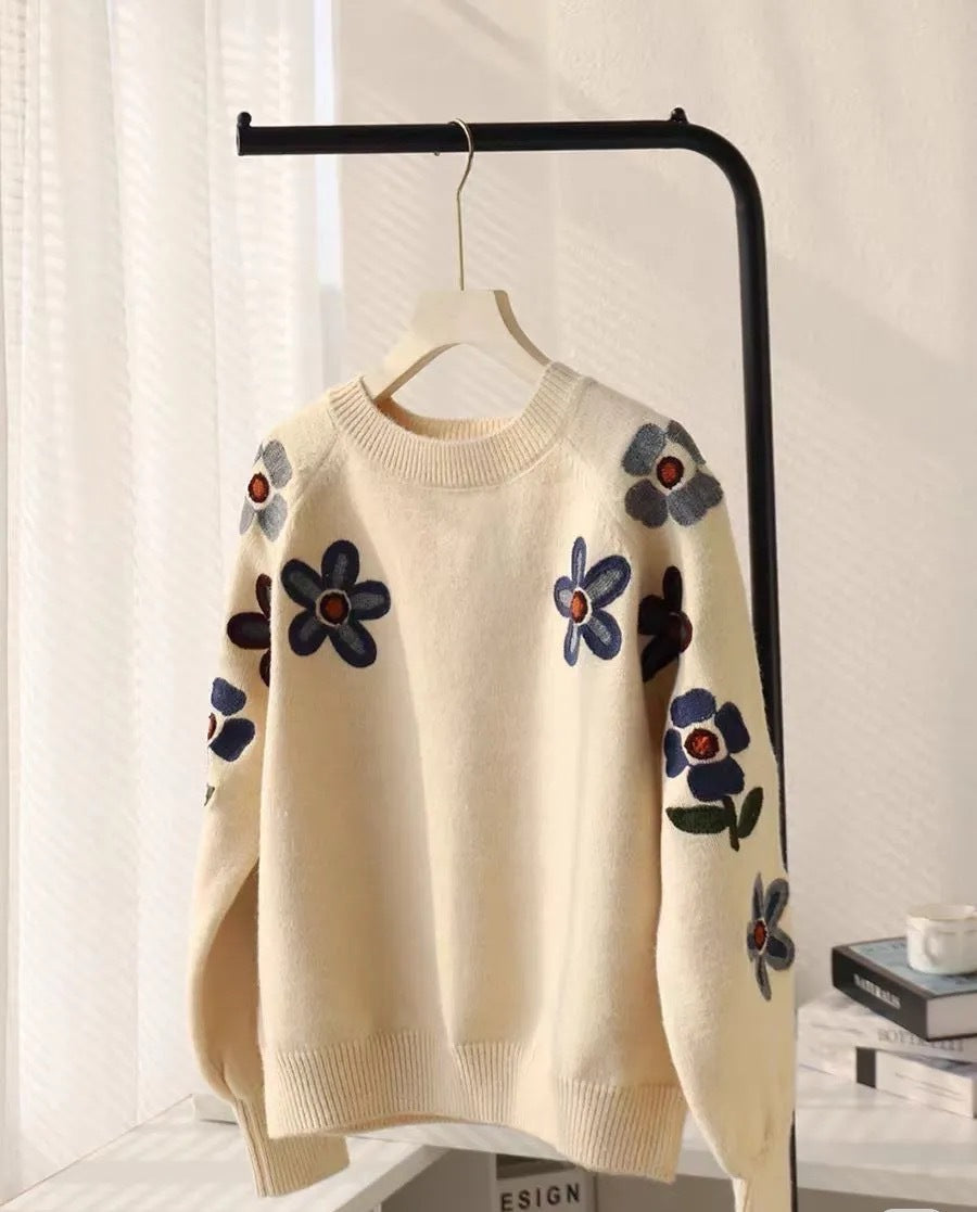 KvinnorsElegant Stickad Tröja med Blomsterbroderi Design och Avslappnad Skärning Mirla-Eva Jonsson