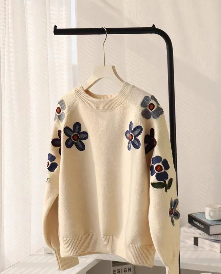 KvinnorsElegant Stickad Tröja med Blomsterbroderi Design och Avslappnad Skärning Mirla-Eva Jonsson