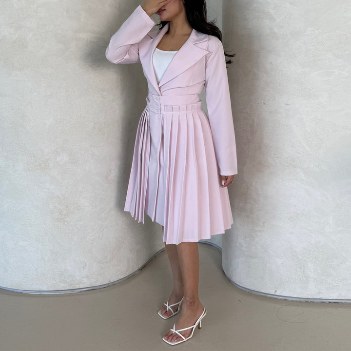 Kvinnot blazer klänning med veck och midjebälte samt eleganta detaljer Mirla-Eva Jonsson