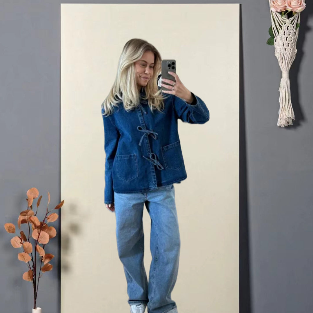 Kvinnot denimjacka med dekorativa rosetter och praktiska fickor-Eva Jonsson