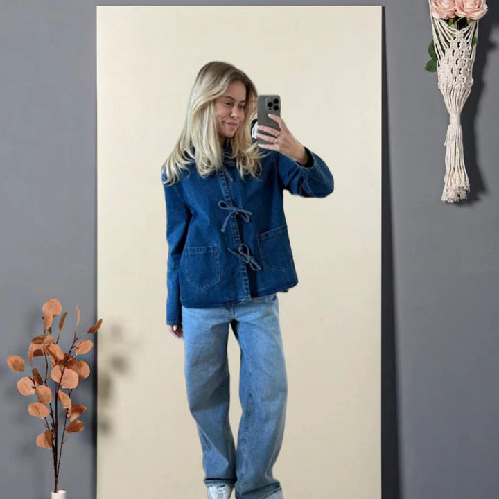 Kvinnot denimjacka med dekorativa rosetter och praktiska fickor-Eva Jonsson
