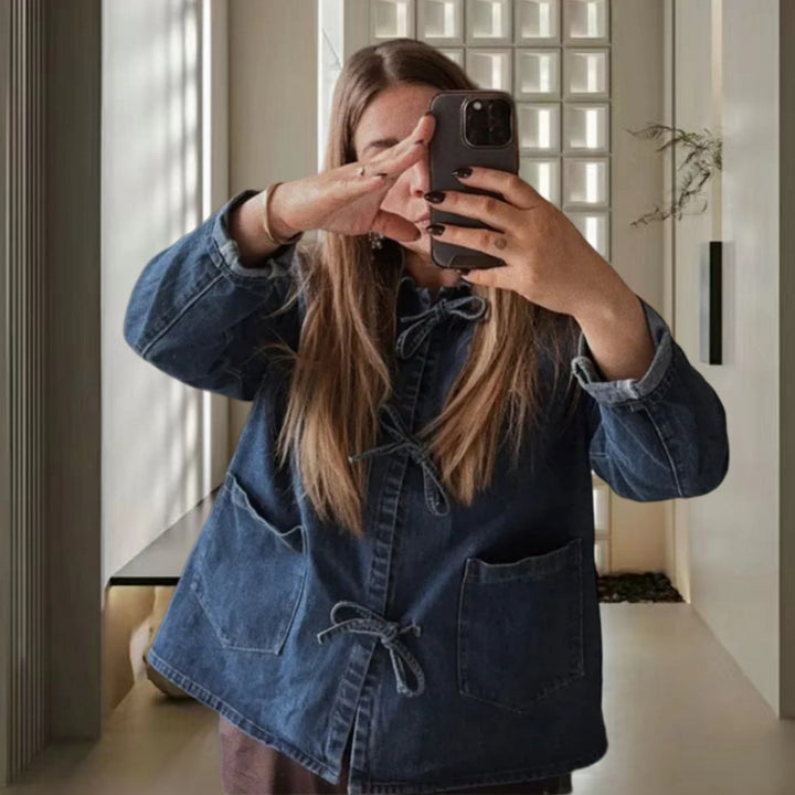 Kvinnot denimjacka med dekorativa rosetter och praktiska fickor-Eva Jonsson