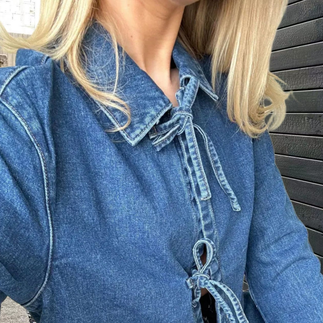 Kvinnot denimjacka med dekorativa rosetter och praktiska fickor-Eva Jonsson