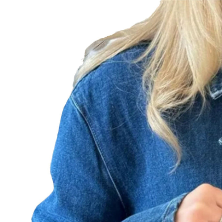 Kvinnot denimjacka med dekorativa rosetter och praktiska fickor-Eva Jonsson