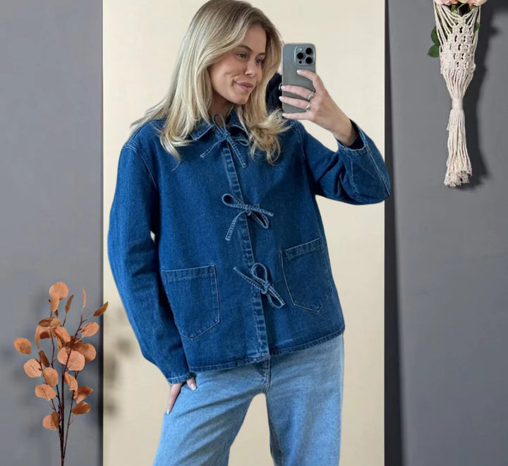 Kvinnot denimjacka med dekorativa rosetter och praktiska fickor-Eva Jonsson
