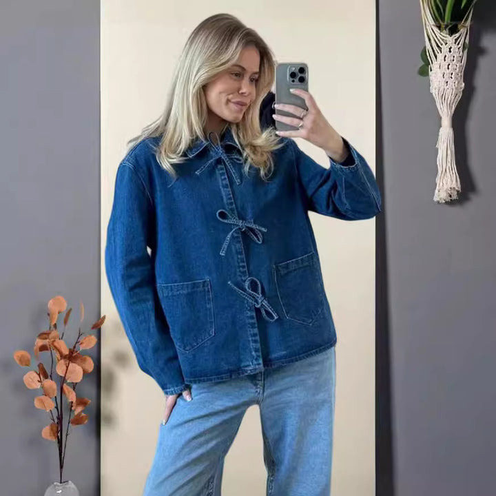 Kvinnot denimjacka med dekorativa rosetter och praktiska fickor-Eva Jonsson