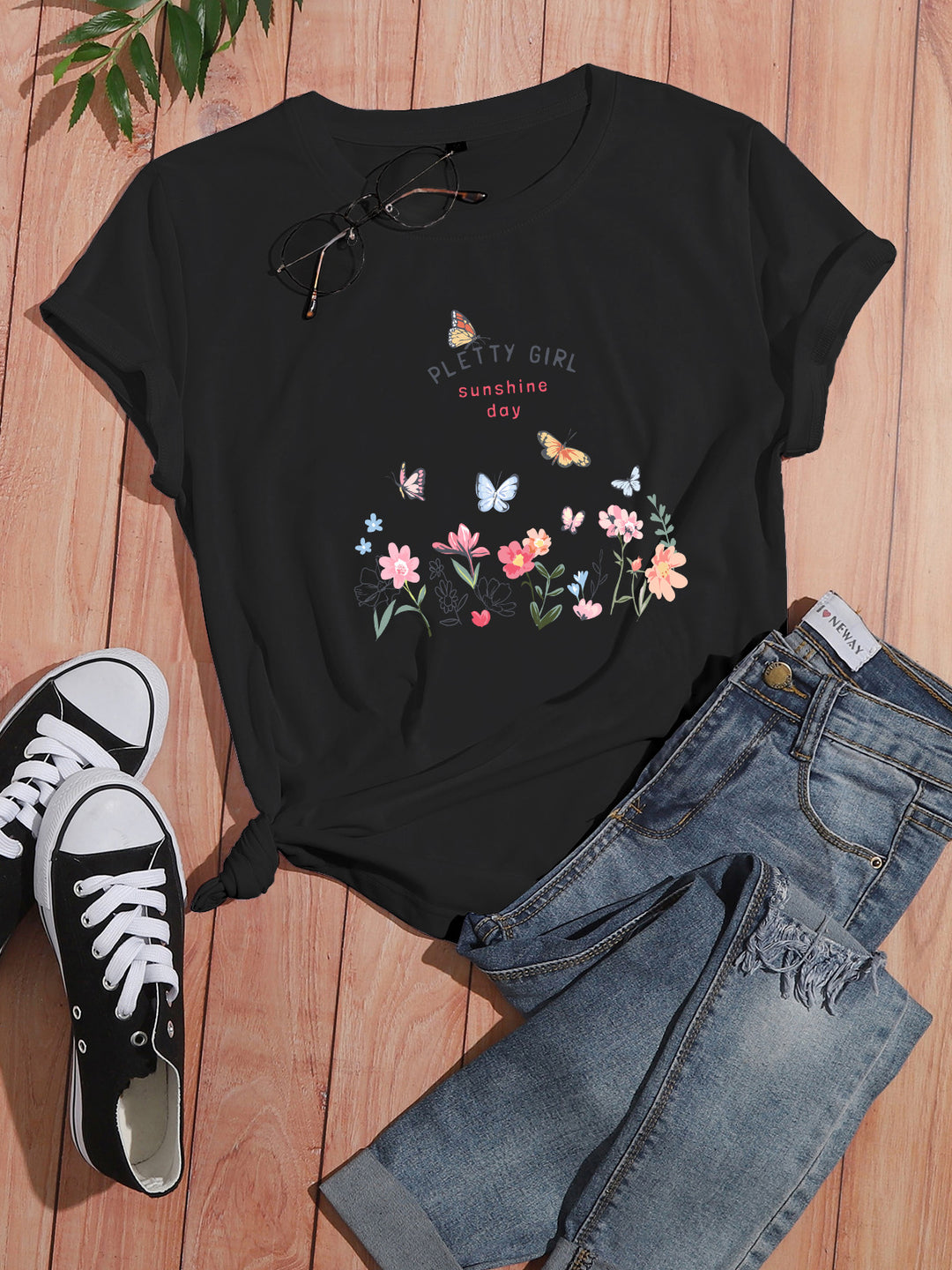 Kvinnot-shirt med lekfullt blommönster och elegant tryck Mirla-Eva Jonsson