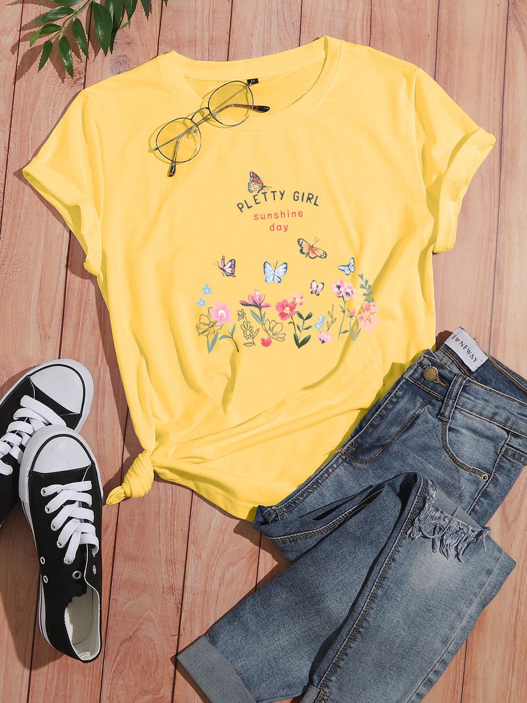 Kvinnot-shirt med lekfullt blommönster och elegant tryck Mirla-Eva Jonsson