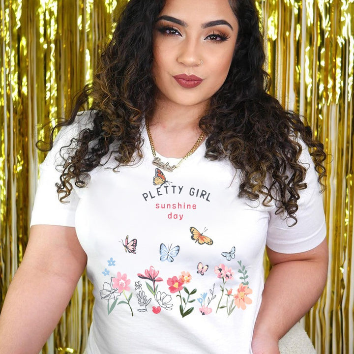 Kvinnot-shirt med lekfullt blommönster och elegant tryck Mirla-Eva Jonsson