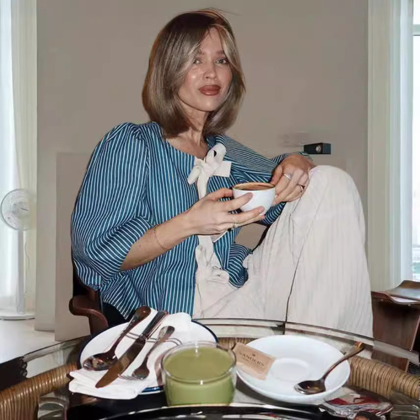 Kvinnotopp med en avslappnad passform och lekfulla volanger-Eva Jonsson